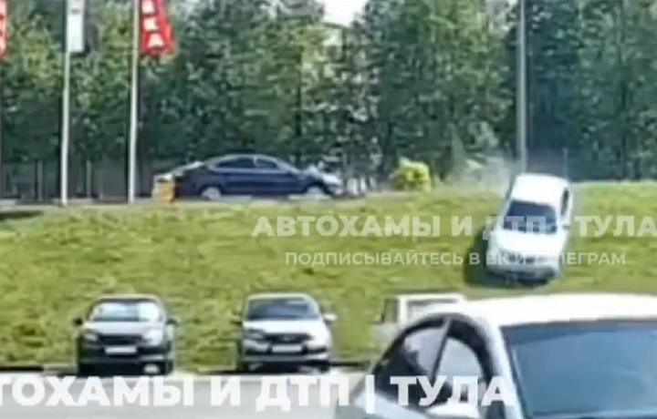 Машина, слетевшая со склона на улице Вильямса в Туле, устроила массовое ДТП