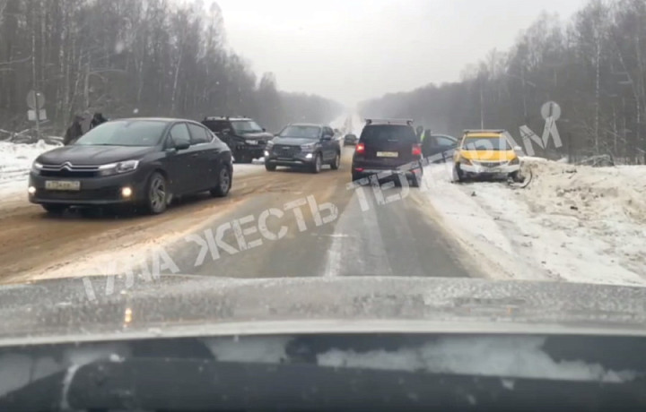 На трассе М-2 «Крым» под Тулой столкнулись четыре машины