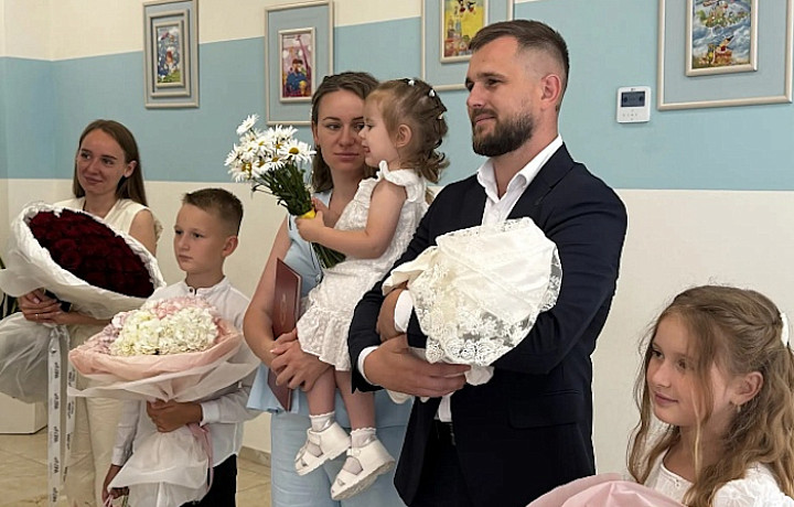 В Тульском перинатальном центре прошла торжественная выписка ко Дню семьи