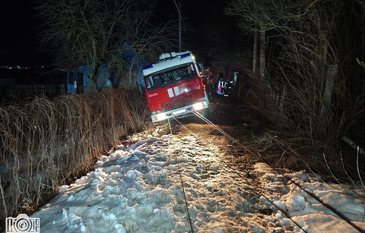 В Туле из грязи джипами вытащили две машины спасателей