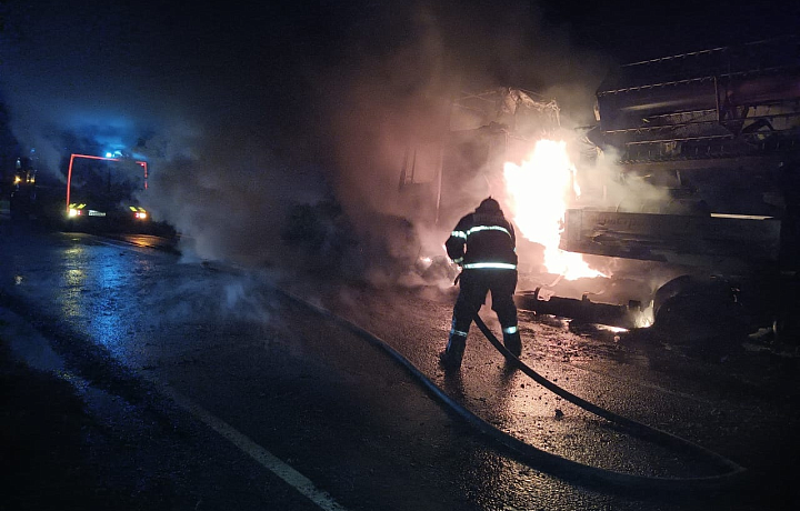 На трассе в Воловском районе загорелся грузовой автомобиль