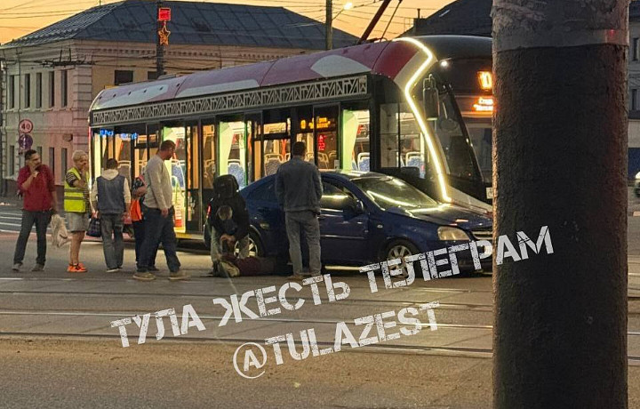 Возле ТРЦ «Рио» в Туле произошло ДТП с трамваем