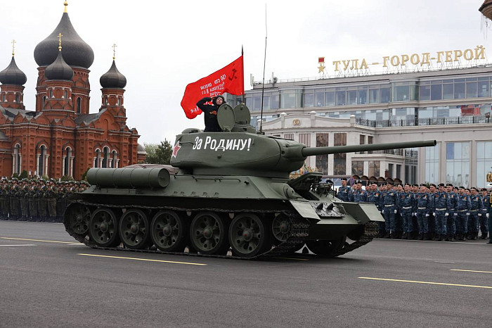 На площади Ленина в Туле прошел Парад Победы: фоторепортаж