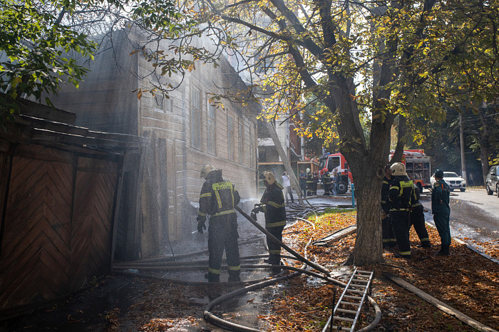 В Туле на улице Свободы загорелся дом
