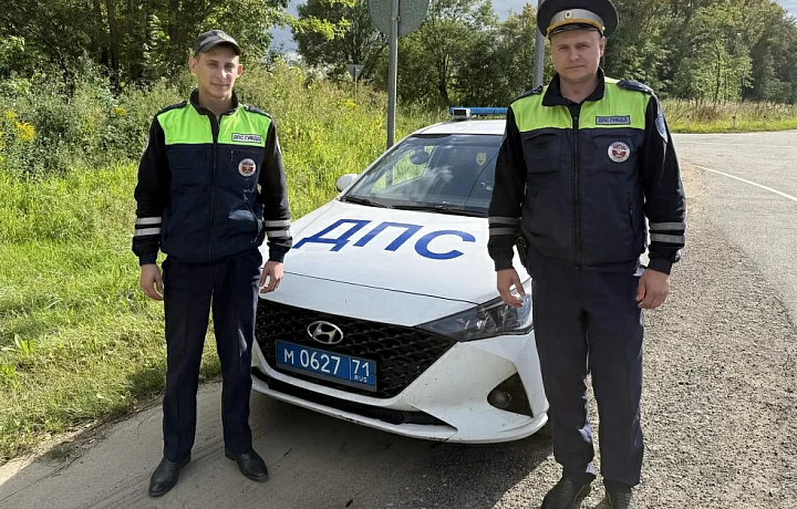В Чернском районе инспекторы ДПС вывели из горящего дома семью с тремя детьми