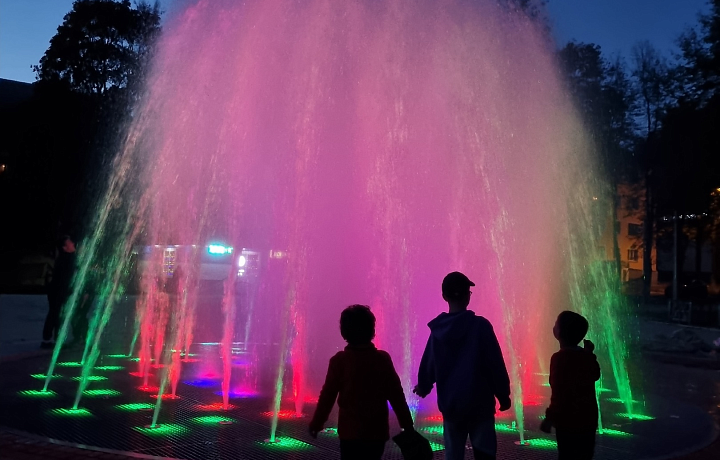 В Ясногорске на площади Ленина запустили светодинамический фонтан