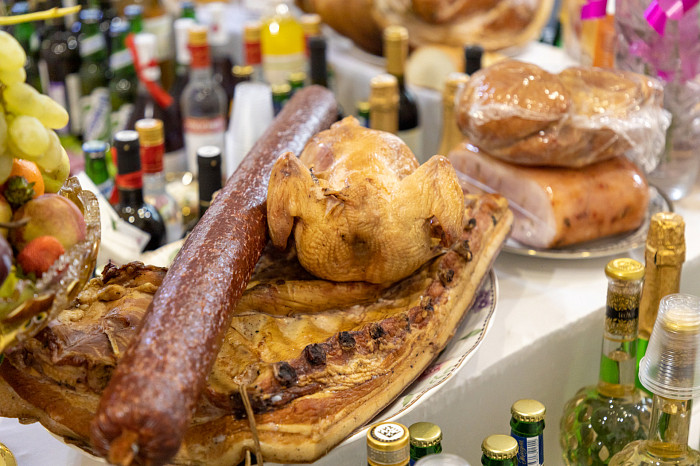 Молодожены-подростки и пир горой: как в тульском Плеханово отмечают цыганские свадьбы