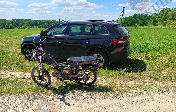 В Одоевском районе мальчик на мопеде врезался в автомобиль