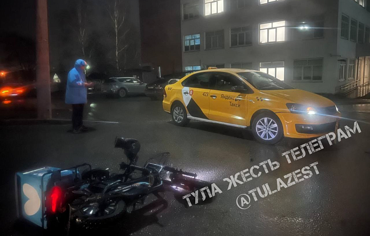 На улице Рязанской в Туле таксист сбил курьера на электровелосипеде