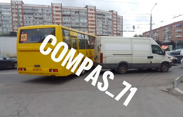 В Туле на улице Советской в ДТП попал школьный автобус