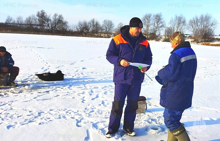 Инспекторы ГИМС рассказали тульским рыбакам о безопасности на льду