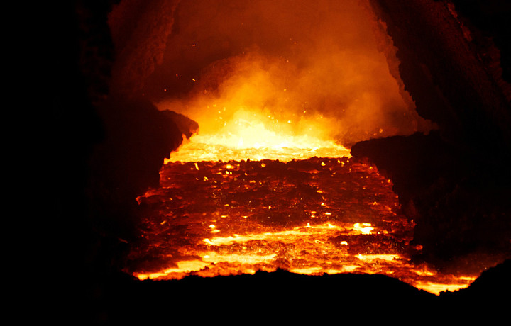 Как производят чугун: сотрудники КМЗ рассказали о сложном простыми словами и показали процесс плавки железа