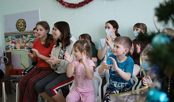 Пациентов детской больницы в Новомосковске поздравили с Новым годом