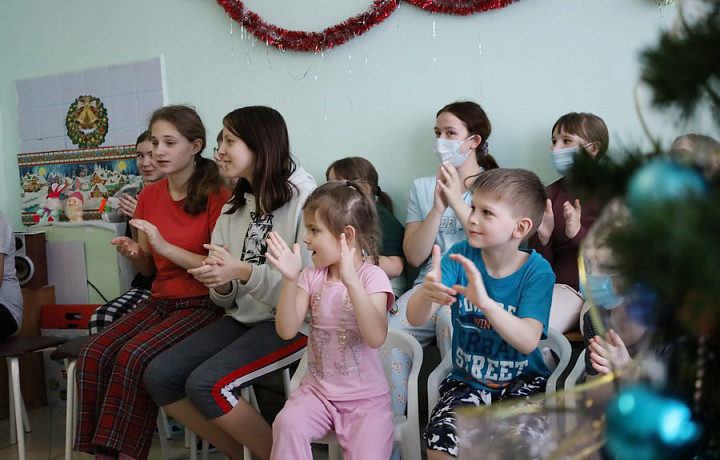 Пациентов детской больницы в Новомосковске поздравили с Новым годом