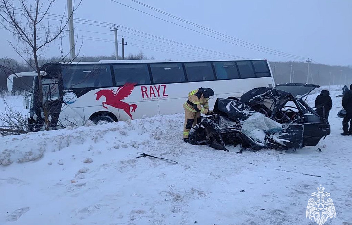 Опубликованы фото с места смертельной аварии с автобусом под Алексином