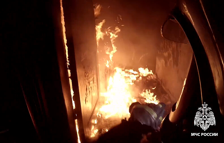 В МЧС показали кадры спасения троих взрослых и ребёнка на пожаре в Новомосковске