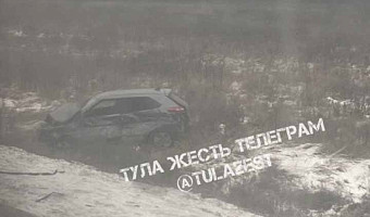 На Калужском шоссе в Туле кроссовер улетел в кювет, пострадали люди