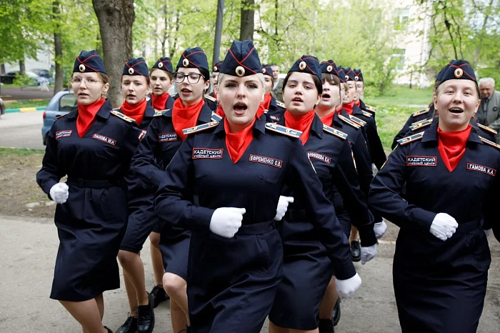 Тульские кадеты и студенты поздравили ветерана Великой Отечественной войны с наступающим Днем Победы