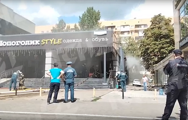 Из магазина «Шопоголик» на Красноармейском проспекте Тулы вновь начал валить дым