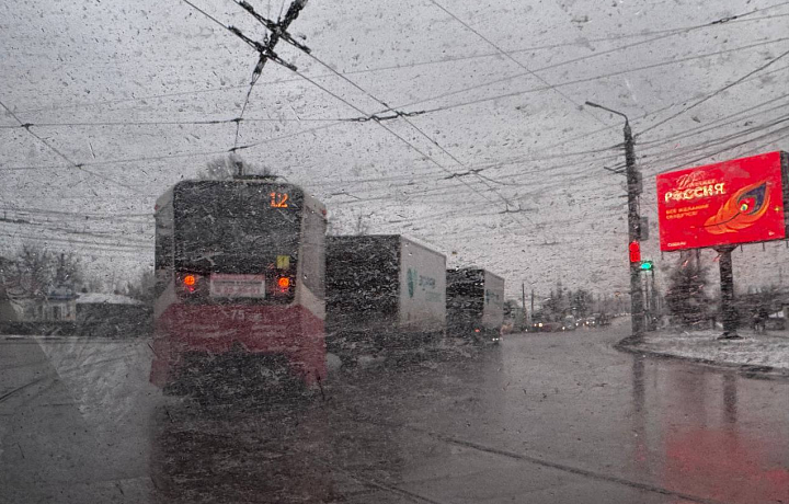 На улице Пролетарской в Туле столкнулись несколько грузовиков и трамвай