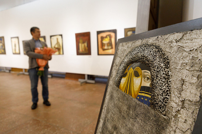 Таинственные маски и средневековые мотивы: в Туле открылась выставка художника Александра Майорова