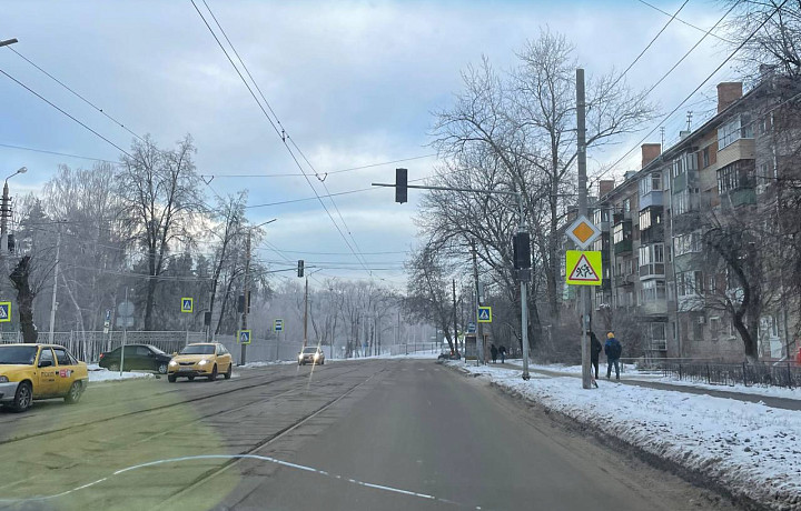 В Туле на пересечении улиц Тульского Рабочего Полка и Оружейной установили новый светофор