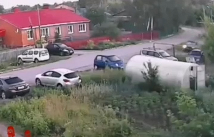 В Новомосковске местный гонщик повредил два автомобиля
