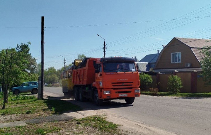 На улицах Тулы 6 мая продолжается уборка дорог и тротуаров