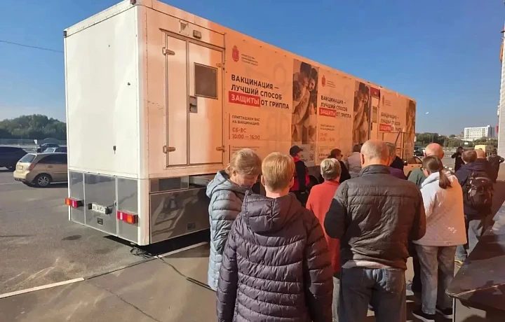 Почти 200 жителей Тулы сделали прививку от гриппа в передвижном медкомплексе у ТЦ «Макси»