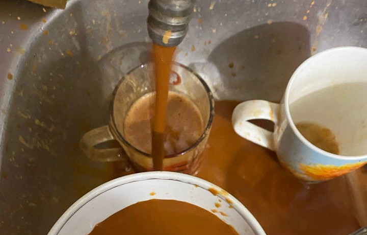 Кофе и томатный сок из крана: жители Богородицка жалуются на ржавую воду
