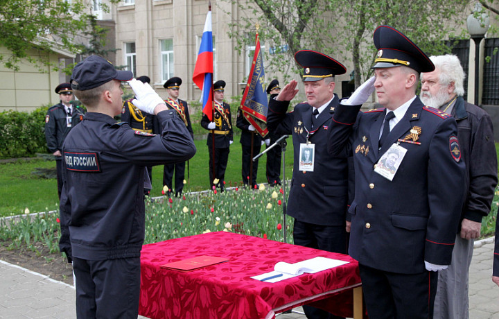 Молодые полицейские приняли присягу в Туле накануне Дня Победы