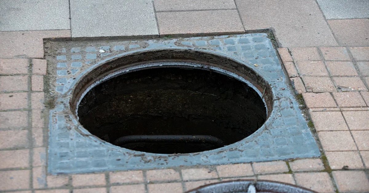 Открытый канализационный люк. Люк ливневый. Открытый канализационный люк в России. Упал в канализационный люк.