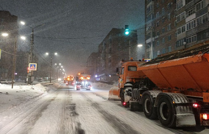 На борьбу со снегопадом в Туле вышли 410 человек и более 350 единиц техники