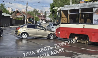 Легковушка залетела под трамвай в Красном Перекопе в Туле