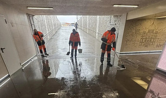 Три бригады и два трактора прочищают ливнёвки в Туле