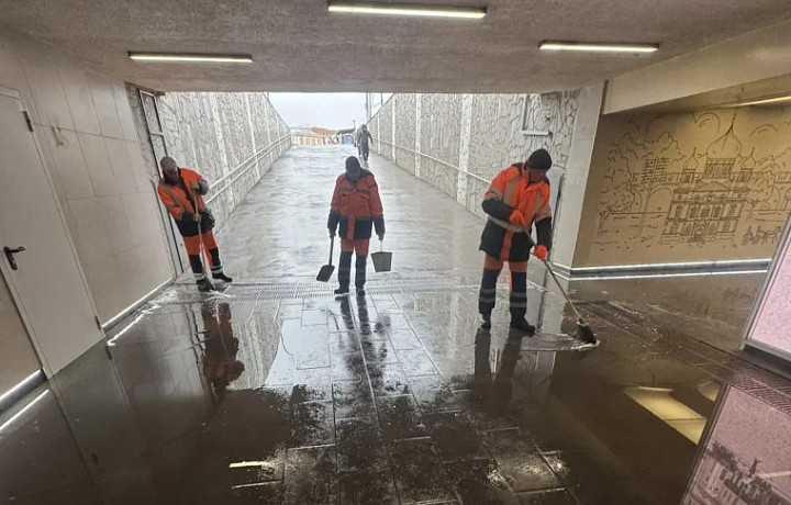 Три бригады и два трактора прочищают ливнёвки в Туле