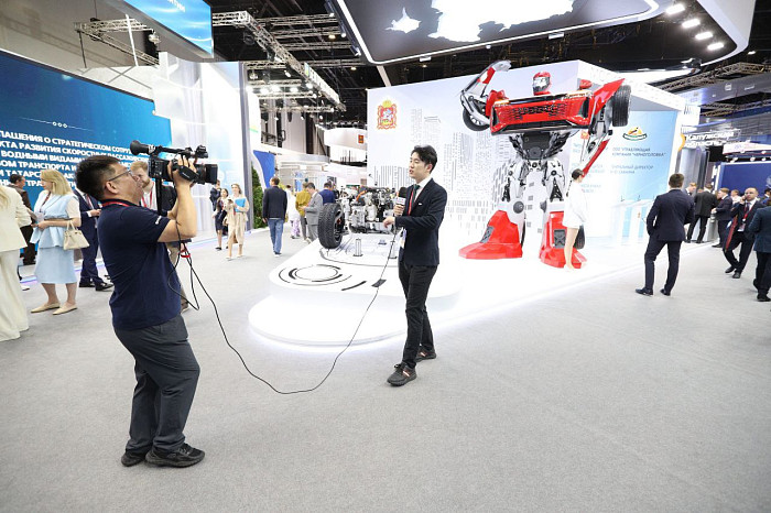 Люди, машины, роскошь: яркие фото третьего дня ПМЭФ-2024