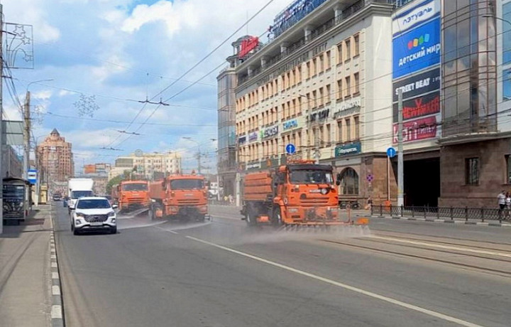В Туле 10 июня продолжают убирать и мыть городские улицы