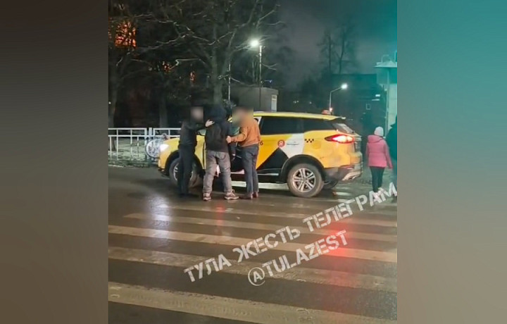 В Туле водитель такси сбил пожилого велосипедиста и скрылся с места ДТП вместе с ним