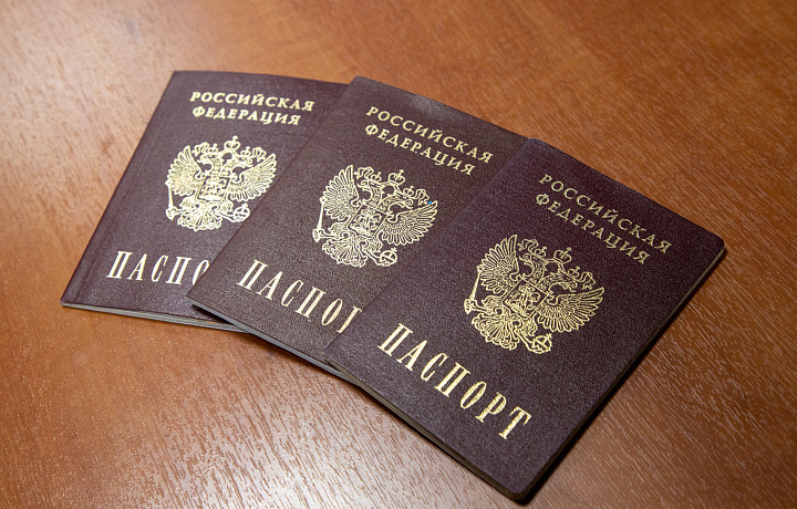 Десять юных туляков получили первые паспорта в преддверии Дня России