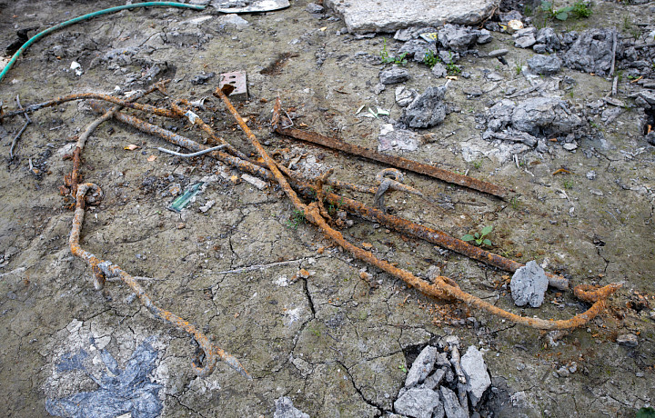 Рабочие убрали со дна пруда в Платоновском парке Тулы 20 мешков бутылок и лом