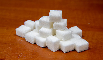 Дает энергию, но нарушает микрофлору кишечника: нутрициолог рассказал, чем опасен белый сахар