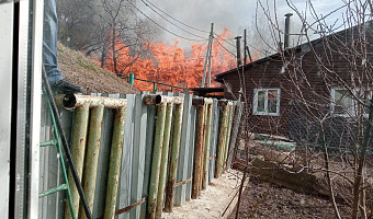 «Если бы не забор, мы бы сгорели вообще»: жители улицы Скуратовской в Туле заявили об ущербе после пожара в заброшенном общежитии