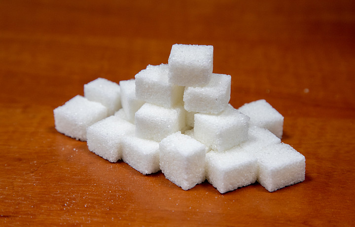 Дает энергию, но нарушает микрофлору кишечника: нутрициолог рассказал, чем опасен белый сахар