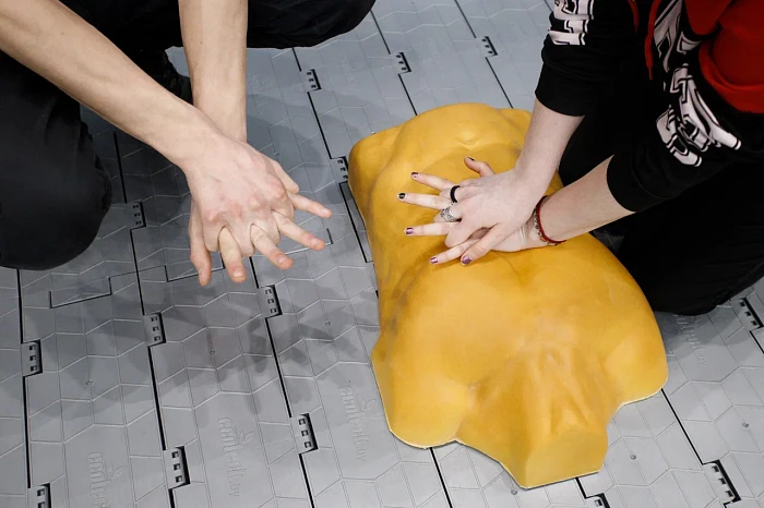 Туляки отработали навыки оказания первой помощи в рамках флешмоба «Дети спасают жизни»