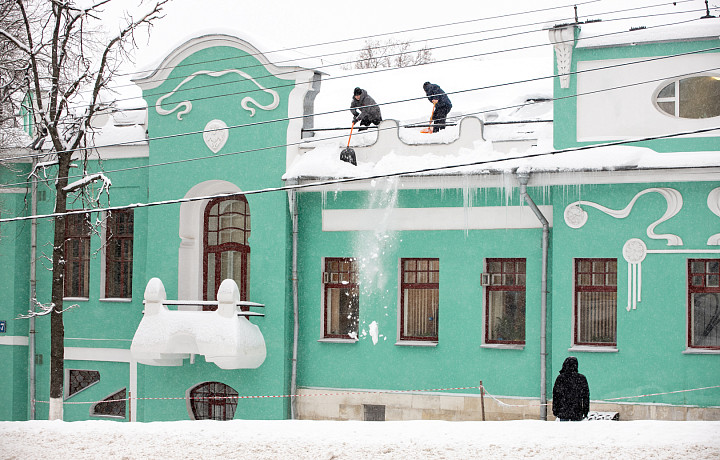 В Туле усилили работу по удалению наледи и снега с крыш зданий