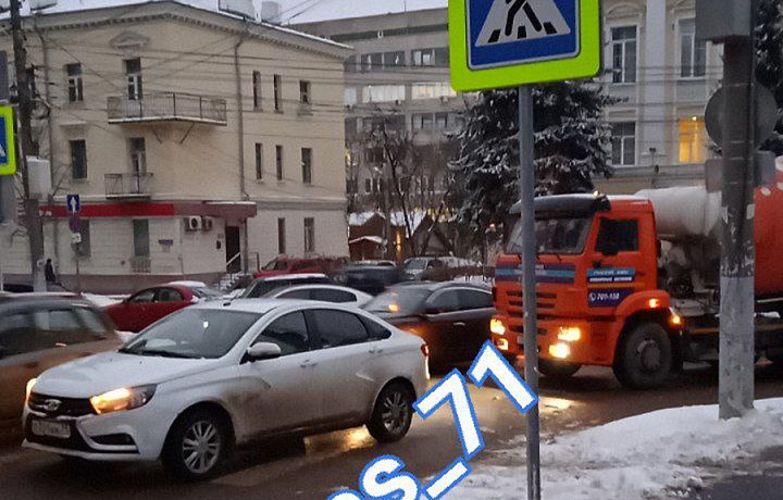 На улице Льва Толстого в Туле собралась пробка из-за ДТП «КАМАЗа» и легковушки
