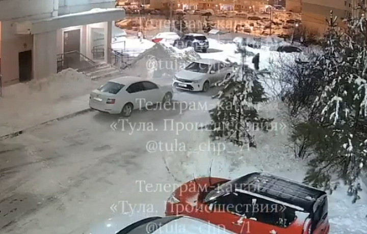 Смотрите наверх: в Туле с крыши рухнула снежная глыба