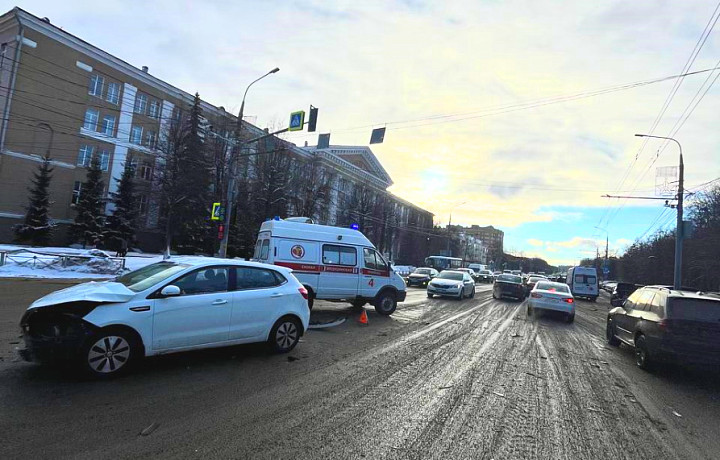 Машина скорой помощи попала в ДТП на проспекте Ленина в Туле: иномарка не пропустила медиков