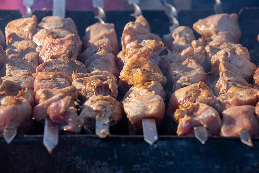 Эксперт объяснила, когда за жарку шашлыков во дворе можно получить штраф | ТСН24